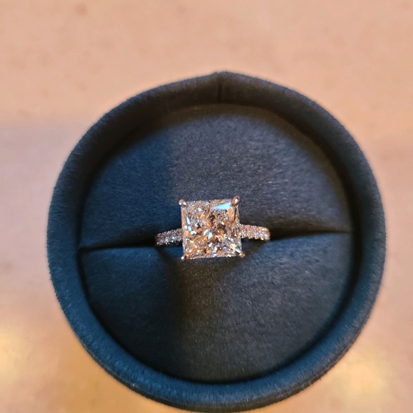 Engagement ring - Picture 1 of 4